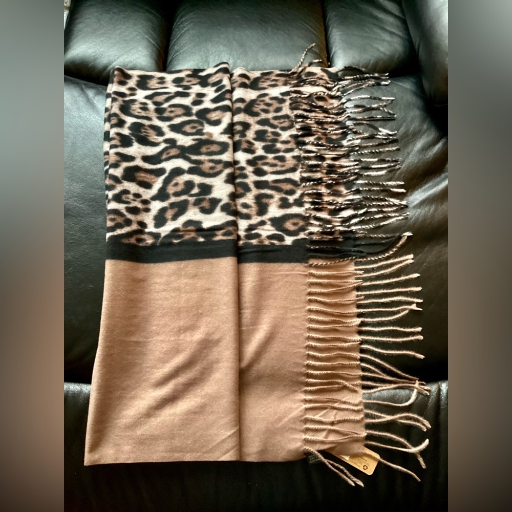 Blanket Scarf by Odiva | Leopard Print | Fringe 🤎🖤 - Picture 3 of 9